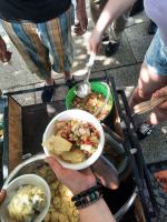 Wolontariusze z akcji "Jedzenie Zamiast Bomb karmili bezdomnych przez 7 miesięcy