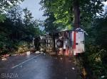 Murów: Samochód dostawczy uderzył w drzewo 
