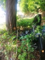 Wypadek w powiecie nyskim. Kierowca wjechał w drzewo