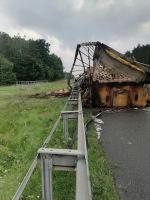 Ciężarówka z folią spłonęła i zablokowała nitkę na A4