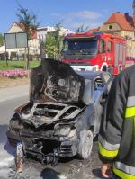 Samochód osobowy spłonął na rynku w Otmuchowie