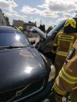 Plama oleju i kolizja na skrzyżowaniu ulic w Leśnicy 