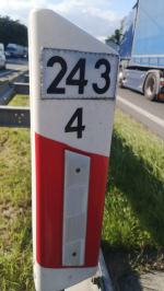 Niebezpieczne zdarzenie na autostradzie. Renault uderzyło w bariery