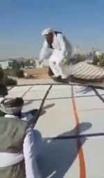 Tak się bawi, tak się bawi Afganistan. Talibowie na trampolinie