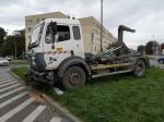 Kierowca wjechał wprost pod ciężarówkę na odpady