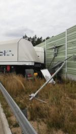 Dwa samochody ciężarowe zderzyły się w Myślinie