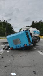 Dwa samochody ciężarowe zderzyły się w Myślinie