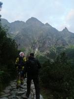 Ze strażackim ekwipunkiem zdobyli Rysy. Wszystko w szczytnym celu