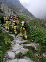 Ze strażackim ekwipunkiem zdobyli Rysy. Wszystko w szczytnym celu