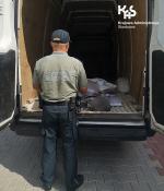 Podrobiona odzież w samochodzie dostawczym. Przewoźnik wpadł przy kontroli KAS