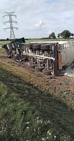 Wypadek na A4. Samochód ciężarowy staranował samochód służby drogowej