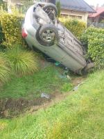 Dachowanie audi w Przeczy. Auto wbiło się w ogród przed posesją 