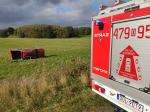 Wypadek w powiecie oleskim. Auto dachowało poza drogą