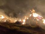 Strażacy całą noc gasili płonące bale słomy