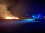 Strażacy całą noc gasili płonące bale słomy