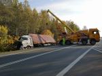 Niebezpiecznie na drogach. Ciężarówka wpadła do rowu w Chrząstowicach