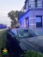 Samochód osobowy wypadł z jezdni i uderzył w dom