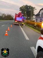 Samochód osobowy wypadł z jezdni i uderzył w dom