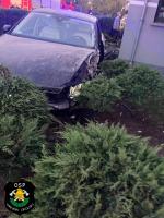 Samochód osobowy wypadł z jezdni i uderzył w dom