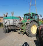 Kierująca w zaawansowanej ciąży zderzyła się czołowo z ciągnikiem rolniczym