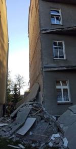 Runęła część ściany kamienicy. Strażacy przeszukiwali gruzowisko