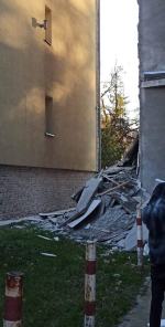 Runęła część ściany kamienicy. Strażacy przeszukiwali gruzowisko