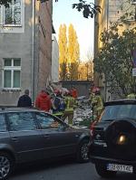 Runęła część ściany kamienicy. Strażacy przeszukiwali gruzowisko