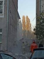 Runęła część ściany kamienicy. Strażacy przeszukiwali gruzowisko