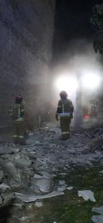 Runęła część ściany kamienicy. Strażacy przeszukiwali gruzowisko