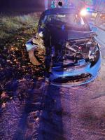 Wypadek na trasie Krępna - Obrowiec. Osobówka uderzyła w drzewo