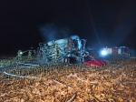 Na polu spłonął kombajn. Z ogniem walczyły trzy zastępy strażaków