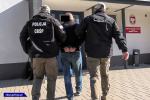 Sprzedawali paszporty Covid-19 w social mediach. Zatrzymano 11 osób