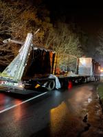 Ciężarówka przewożąca cukier wypadła z drogi