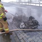 Pożar pojazdu w powiecie kluczborskim. Auto spłonęło doszczętnie