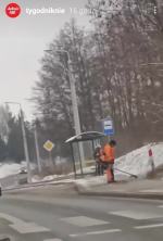 Groteskowa sytuacja na drodze. Drogowcy kosili trawę w śniegu