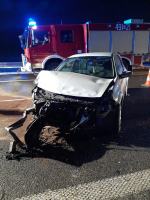 Wypadek na A4. Kierowca uderzył w bariery, a pasażerkę potrącił samochód 