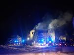 Pracowita noc nyskich strażaków. Płonący budynek gasiło kilkudziesięciu strażaków