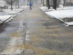 Poranne "lodowisko" na chodnikach dało się we znaki mieszkańcom