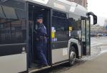 Policjanci sprawdzają podróżujących autobusami pod kątem przestrzegania obostrzeń covidowych