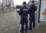 Policjanci sprawdzają podróżujących autobusami pod kątem przestrzegania obostrzeń covidowych