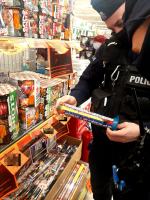 Policjanci sprawdzają punkty sprzedaży fajerwerków