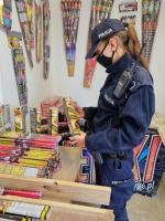 Policjanci sprawdzają punkty sprzedaży fajerwerków