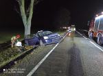 Wypadek na DK11. Opel uderzył w drzewo