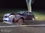 Wypadek na DK11. Opel uderzył w drzewo
