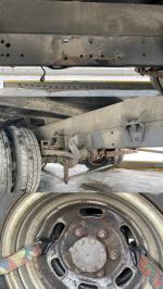 Z auta dostawczego odpadło koło. Najechał na nie samochód ciężarowy