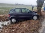 Wypadek w powiecie oleskim. Samochód osobowy uderzył w drzewo