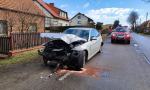 Krasków: Samochód wypadł z drogi i wjechał w ogrodzenie posesji