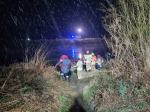 Mężczyzna miał wskoczyć do rzeki. Nocne działania straży w powiecie brzeskim