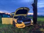 Wypadek w Mechnicy. Samochód wjechał w drzewo