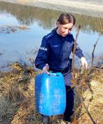 Policjanci przyłączyli się do sprzątania Turawy w ,,Światowy Dzień Wody"